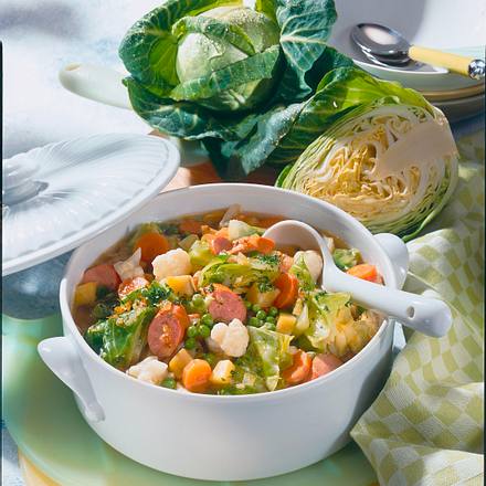Spitzkohl-Eintopf mit Würstchen Rezept Spitzkohl-Eintopf mit Würstchen Rezept