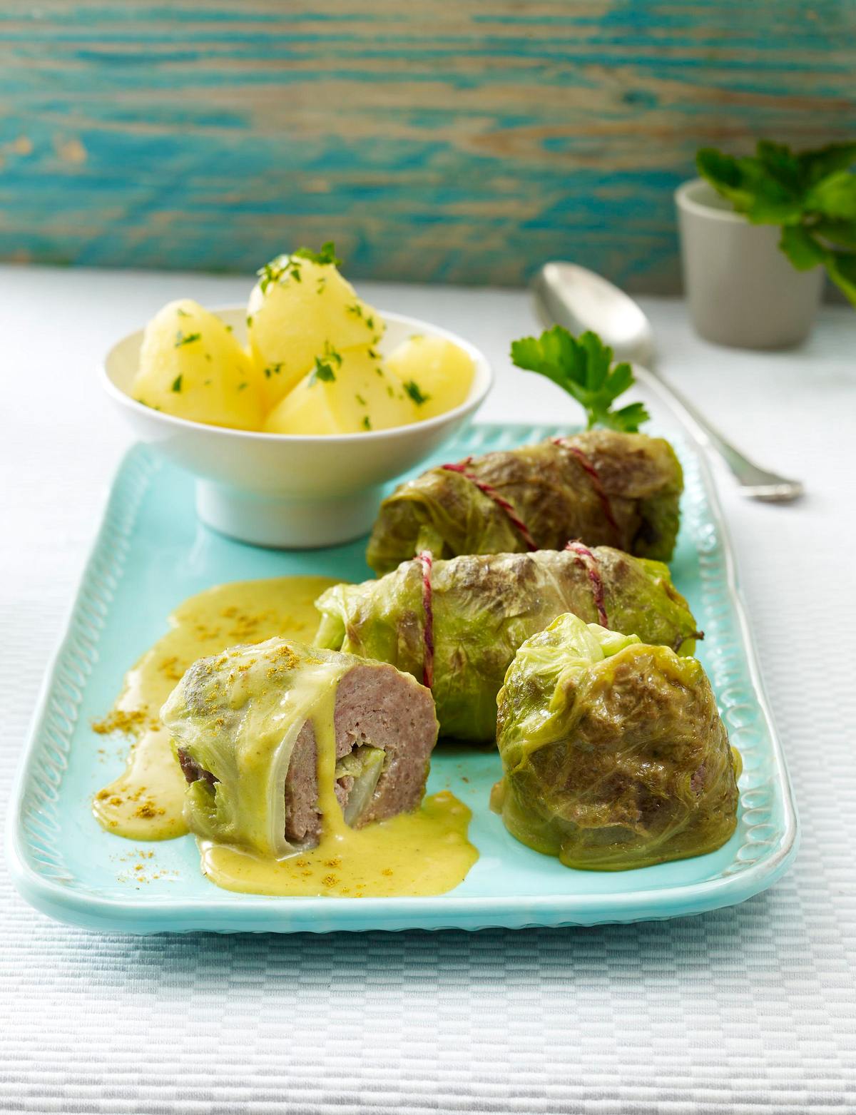 Spitzkohl-Hack-Wickel in Currysoße Rezept