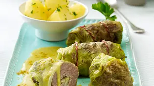 Spitzkohl-Hack-Wickel in Currysoße Rezept - Foto: LECKER @ Bauer Media Group Spitzkohl-Hack-Wickel in Currysoße Rezept - Foto: LECKER @ Bauer Media Group