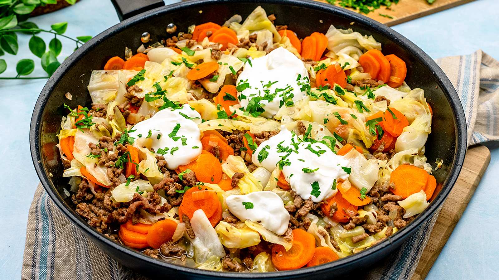 spitzkohl in der pfanne dünsten
