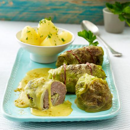 Spitzkohl-Hackröllchen mit Currysoße und Petersilienkartoffeln Rezept Spitzkohl-Hackröllchen mit Currysoße und Petersilienkartoffeln Rezept