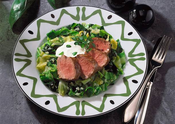 Spitzkohl mit Lammrückenfilets Rezept Spitzkohl mit Lammrückenfilets Rezept