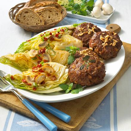 Spitzkohl mit Pilz-Tomatenbutter und Frikadellen Rezept Spitzkohl mit Pilz-Tomatenbutter und Frikadellen Rezept
