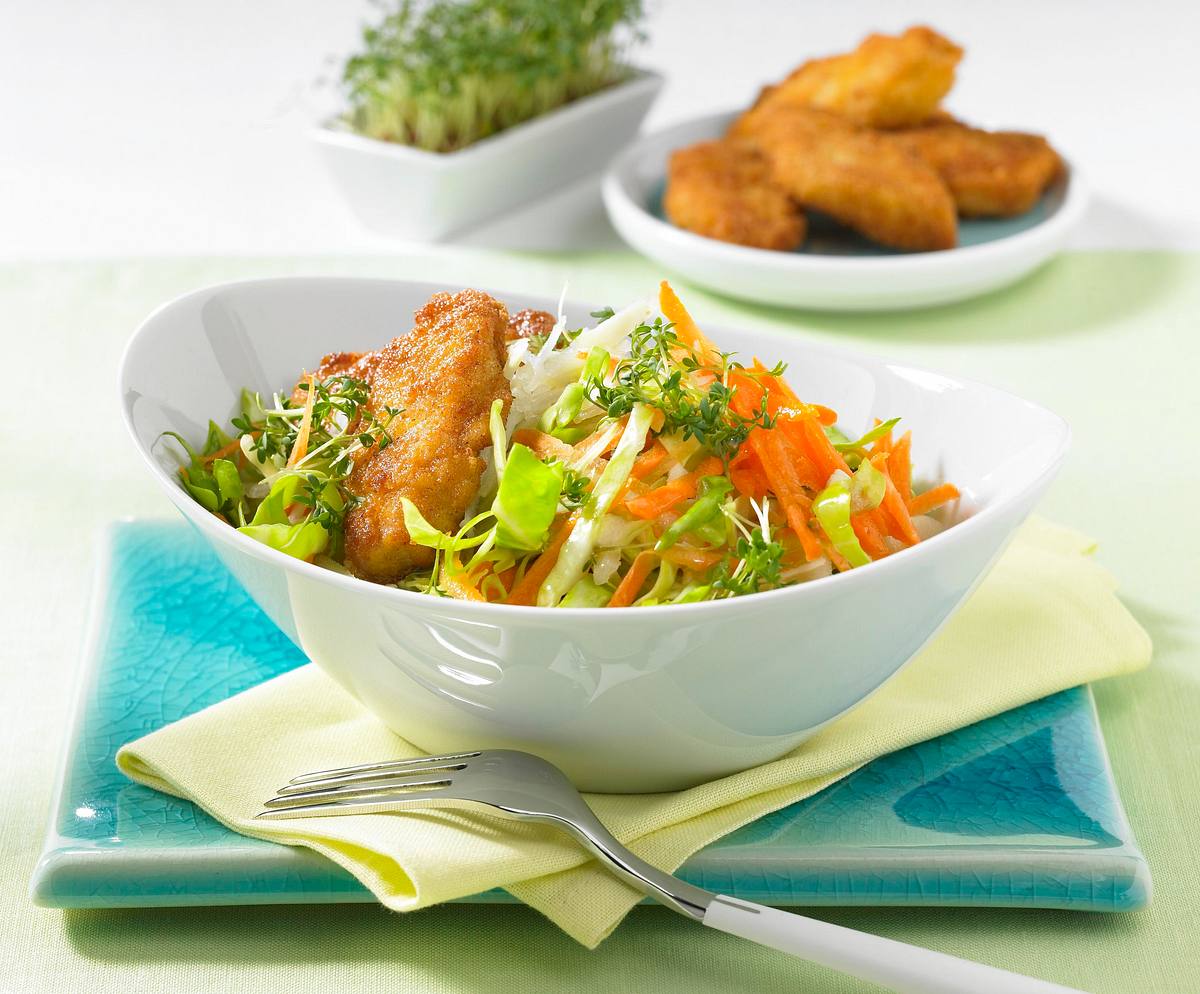 Spitzkohl-Möhren-Salat mit Nuggets Rezept