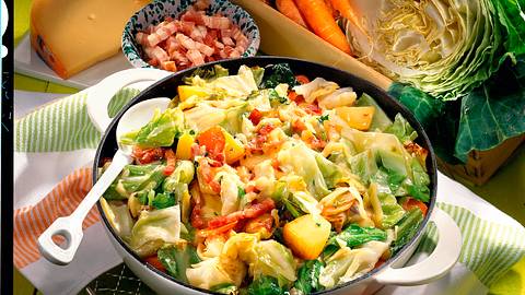 Spitzkohl-Pfanne mit Speck und Käse Rezept - Foto: House of Food / Bauer Food Experts KG