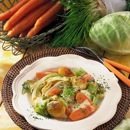 Spitzkohl-Ragout mit Käsesoße Rezept