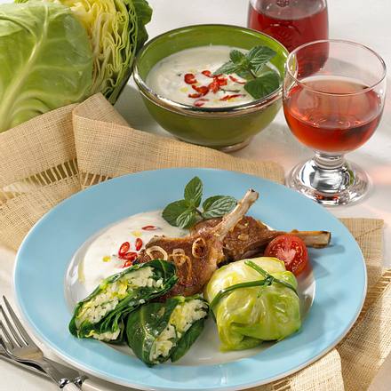Spitzkohl-Risotto-Päckchen mit Lamm-Stielkoteletts und Minz-Joghurt-Soße Rezept Spitzkohl-Risotto-Päckchen mit Lamm-Stielkoteletts und Minz-Joghurt-Soße Rezept