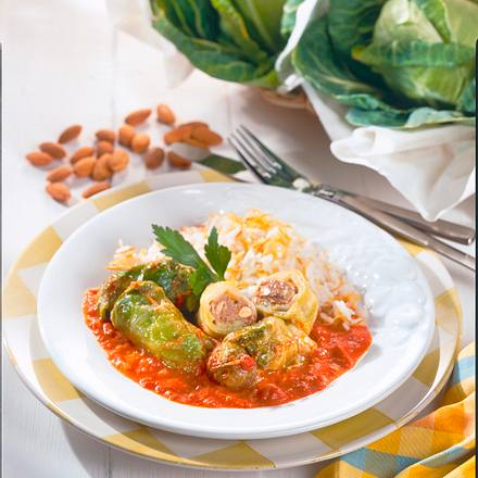 Spitzkohl-Röllchen mit Tomaten-Rahmsoße und Reis Rezept Spitzkohl-Röllchen mit Tomaten-Rahmsoße und Reis Rezept