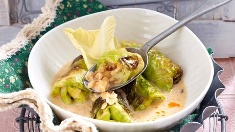 Spitzkohl-Röllchen mit Linsen, Cashewkernen und Frischkäse Rezept - Foto: House of Food / Bauer Food Experts KG