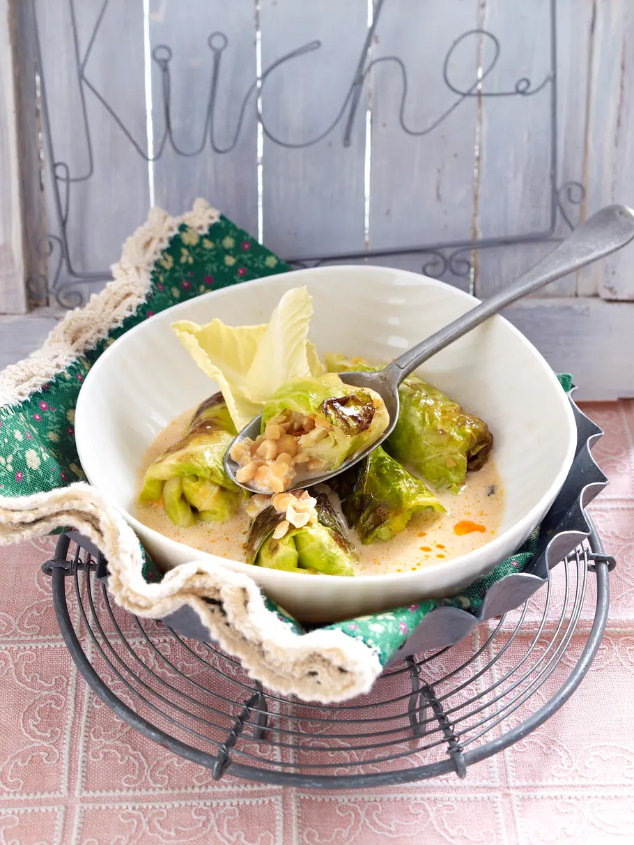 Spitzkohl-Röllchen mit Linsen, Cashewkernen und Frischkäse Rezept