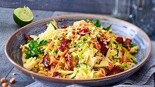 Spitzkohl-Slaw mit Äpfeln und Datteln Rezept - Foto: House of Food / Bauer Food Experts KG