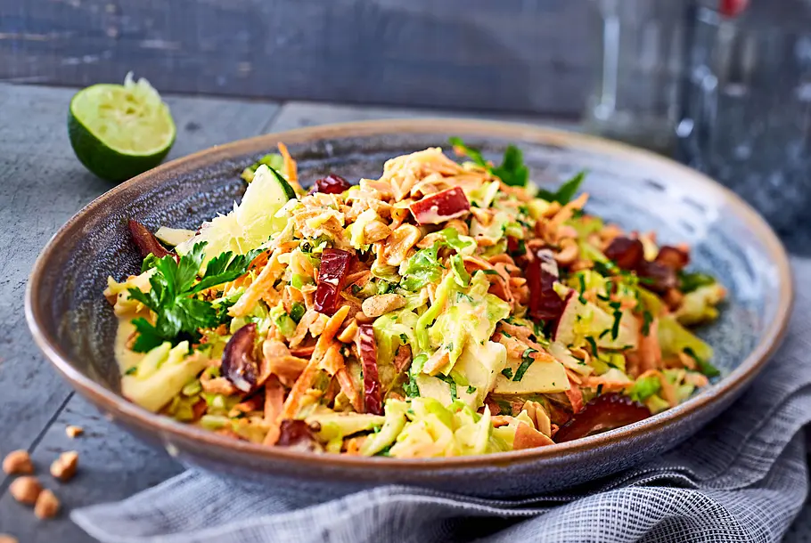 Spitzkohl-Slaw mit Äpfeln und Datteln Rezept Spitzkohl-Slaw mit Äpfeln und Datteln Rezept