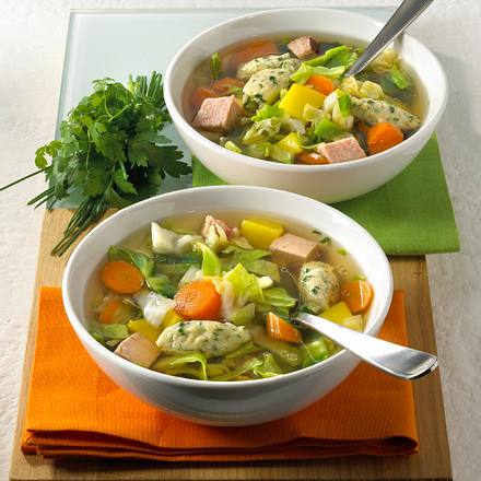 Spitzkohleintopf mit Grieß-Kräuternocken Rezept Spitzkohleintopf mit Grieß-Kräuternocken Rezept