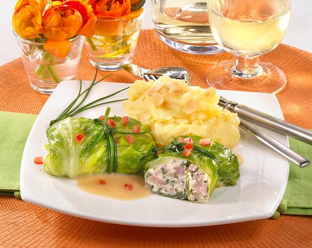 Spitzkohlpäckchen mit Ricotta-Schinkenfüllung Rezept Spitzkohlpäckchen mit Ricotta-Schinkenfüllung Rezept