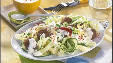 Spitzkohlsalat mit Hackbällchen Rezept - Foto: LECKER @ Bauer Media Group