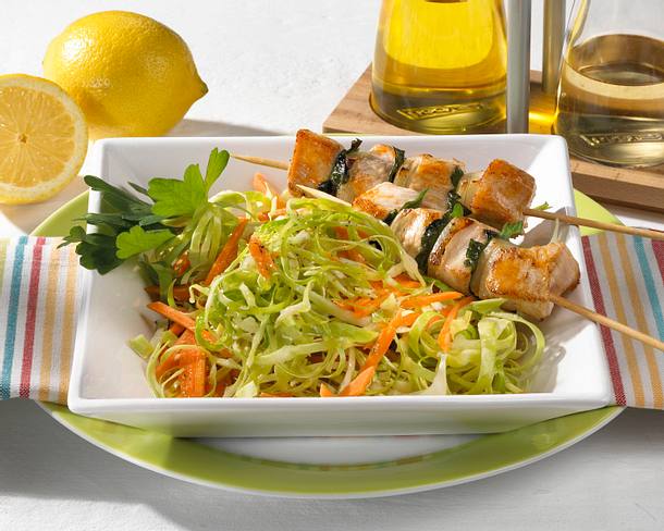 Spitzkohlsalat mit Putenspießen Rezept Spitzkohlsalat mit Putenspießen Rezept