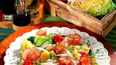 Spitzkohlsalat mit Rotwein-Essig-Schnittlauch-Vinaigrette Rezept - Foto: LECKER @ Bauer Media Group