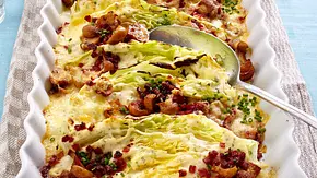 Spitzkohlspalten in Champignon-Käse-Rahm mit Speckwürfeln Rezept - Foto: LECKER @ Bauer Media Group