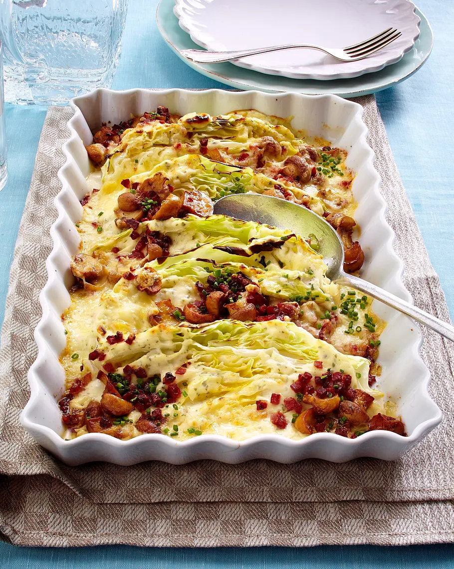 Spitzkohlspalten in Champignon-Käse-Rahm mit Speckwürfeln Rezept