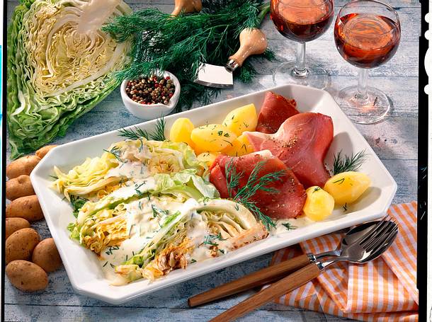Spitzkohlspalten in Dill-Sahnesoße Rezept Spitzkohlspalten in Dill-Sahnesoße Rezept