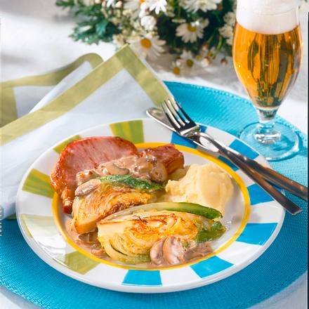 Spitzkohlspalten und Kasseler mit Pilzrahm Rezept Spitzkohlspalten und Kasseler mit Pilzrahm Rezept