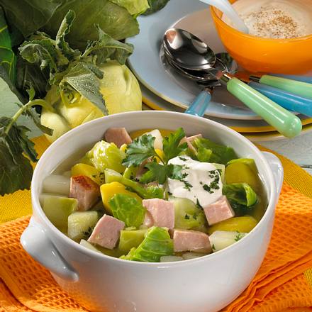 Spitzkohlsuppe mit Kasseler, Kohlrabi und Kartoffeln Rezept Spitzkohlsuppe mit Kasseler, Kohlrabi und Kartoffeln Rezept