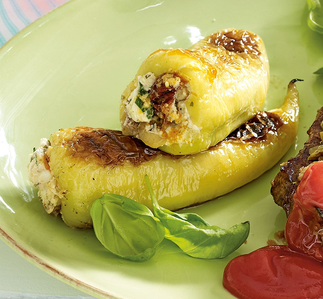 Spitzpaprika mit Feta-Tomaten-Füllung Rezept | LECKER