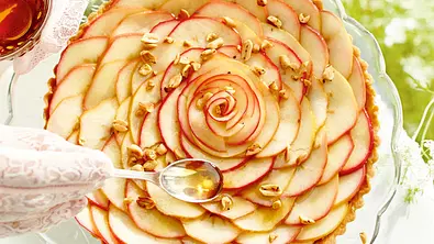 Splendid Apple Pie mit gerösteten Erdnüssen Rezept - Foto: LECKER @ Bauer Media Group