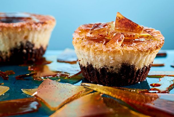 Splitternde Crème-Brulée-Törtchen Rezept Splitternde Crème-Brulée-Törtchen Rezept