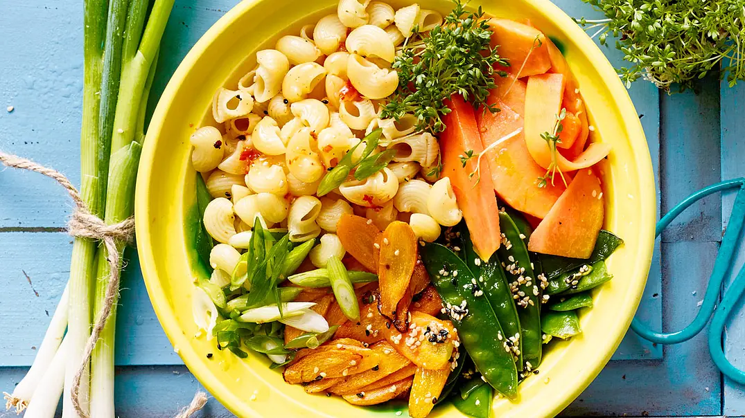 Spring-Bowl mit Asia-Dressing Rezept - Foto: LECKER @ Bauer Media Group Spring-Bowl mit Asia-Dressing Rezept - Foto: LECKER @ Bauer Media Group