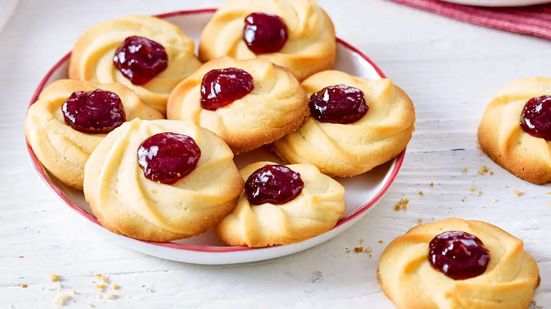 Spritzgebäck-Kringel mit Konfitüre gefüllt Rezept - Foto: LECKER @ Bauer Media Group Spritzgebäck-Kringel mit Konfitüre gefüllt Rezept - Foto: LECKER @ Bauer Media Group