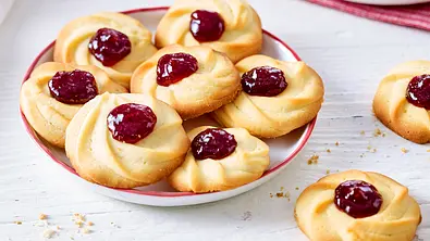 Spritzgebäck-Kringel mit Konfitüre gefüllt Rezept - Foto: LECKER @ Bauer Media Group