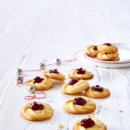 Spritzgebäck-Kringel mit Konfitüre gefüllt Rezept Spritzgebäck-Kringel mit Konfitüre gefüllt Rezept