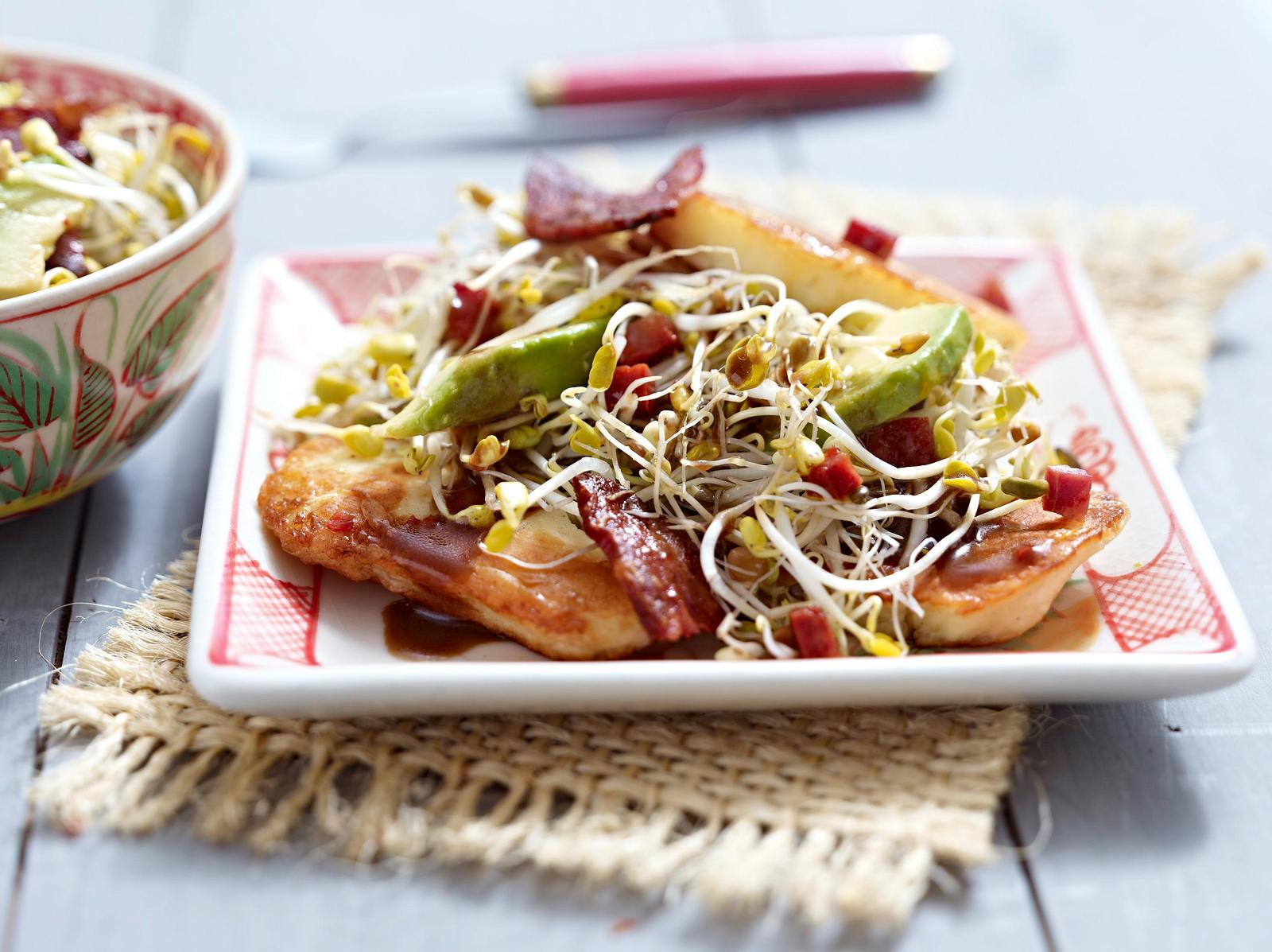 Sprossensalat mit Chorizo-Vinaigrette und Halloumi-Käse Rezept | LECKER