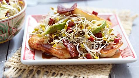 Sprossensalat mit Chorizo-Vinaigrette und Halloumi-Käse Rezept - Foto: House of Food / Bauer Food Experts KG