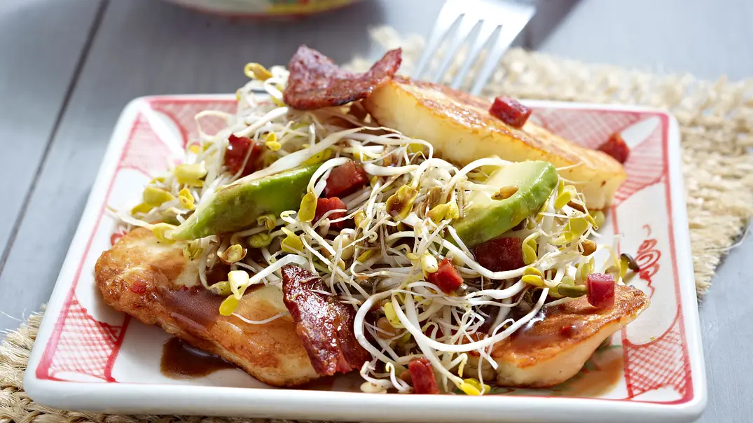 Sprossensalat mit Halloumikäse Rezept - Foto: LECKER @ Bauer Media Group