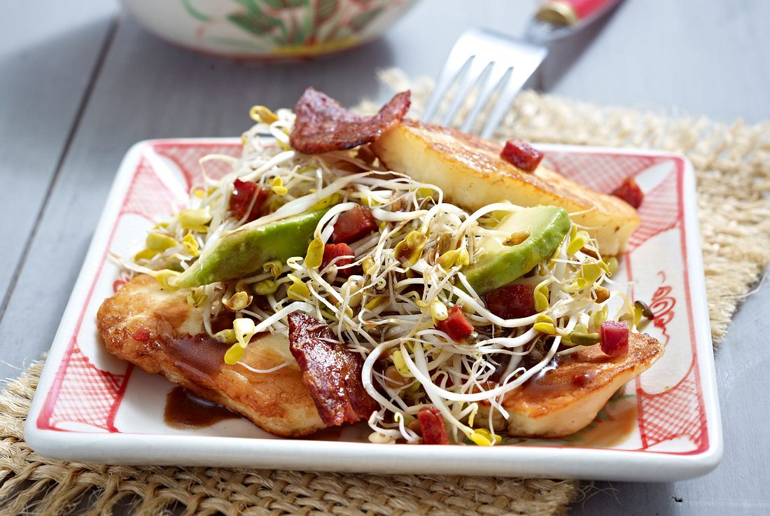 Sprossensalat mit Halloumikäse Rezept | LECKER