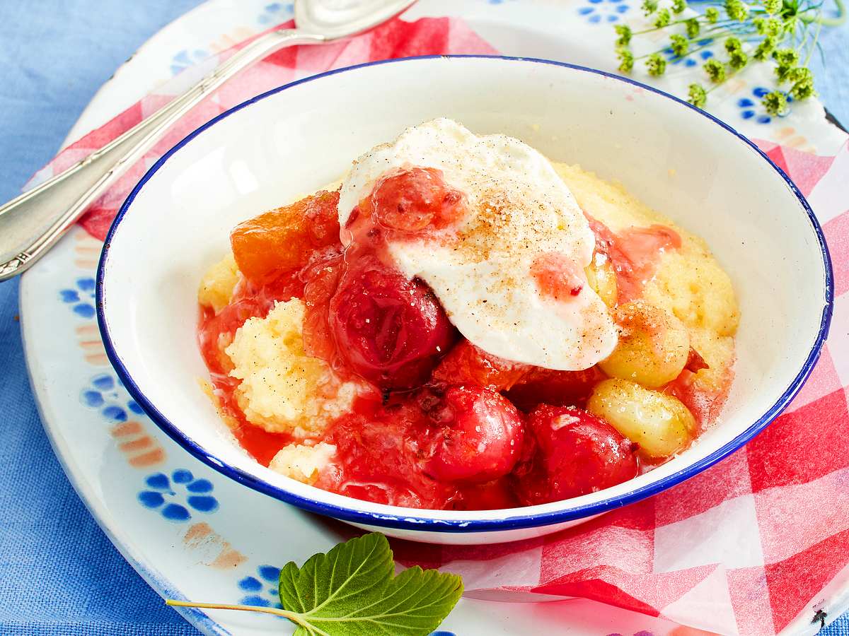 Stachelbeer-Aprikosen-Grütze mit Grießflammeri Rezept