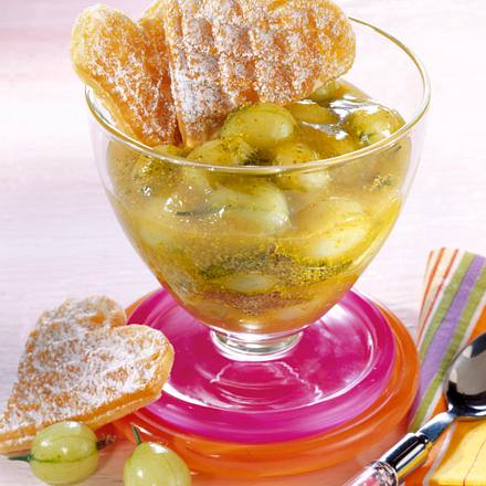 Stachelbeer-Grütze mit Waffelherzen Rezept