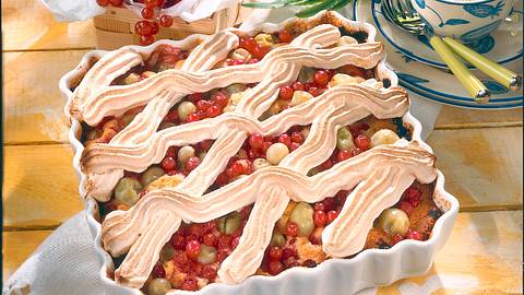 Stachelbeer-Johannisbeer-Kuchen mit Baisergitter Rezept - Foto: Först, Thomas