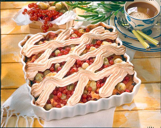 Stachelbeer-Johannisbeer-Kuchen mit Baisergitter Rezept Stachelbeer-Johannisbeer-Kuchen mit Baisergitter Rezept