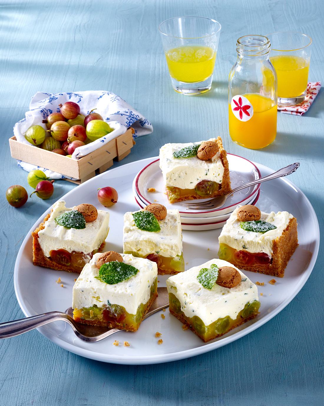Stachelbeer-Kühlschranktorte mit Frischkäse-Minz-Topping Rezept | LECKER
