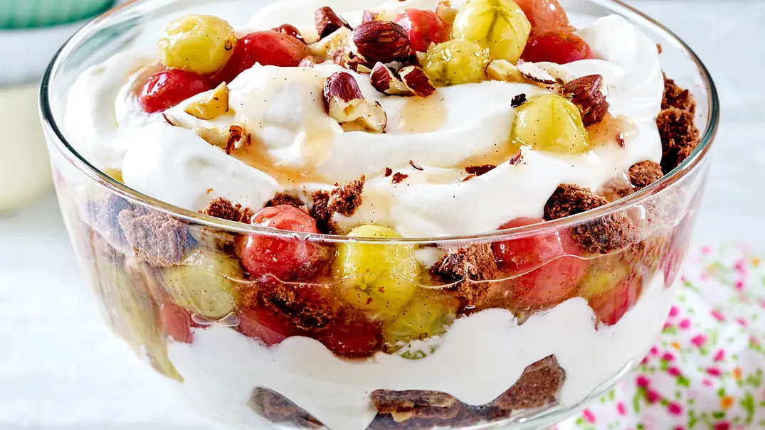Stachelbeer-Marshmallow-Trifle Rezept - Foto: LECKER @ Bauer Media Group Stachelbeer-Marshmallow-Trifle Rezept - Foto: LECKER @ Bauer Media Group