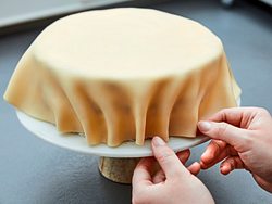 Stachelbeer-Marzipan-Torte Vorhang - Foto: House of Food / Bauer Food Experts KG