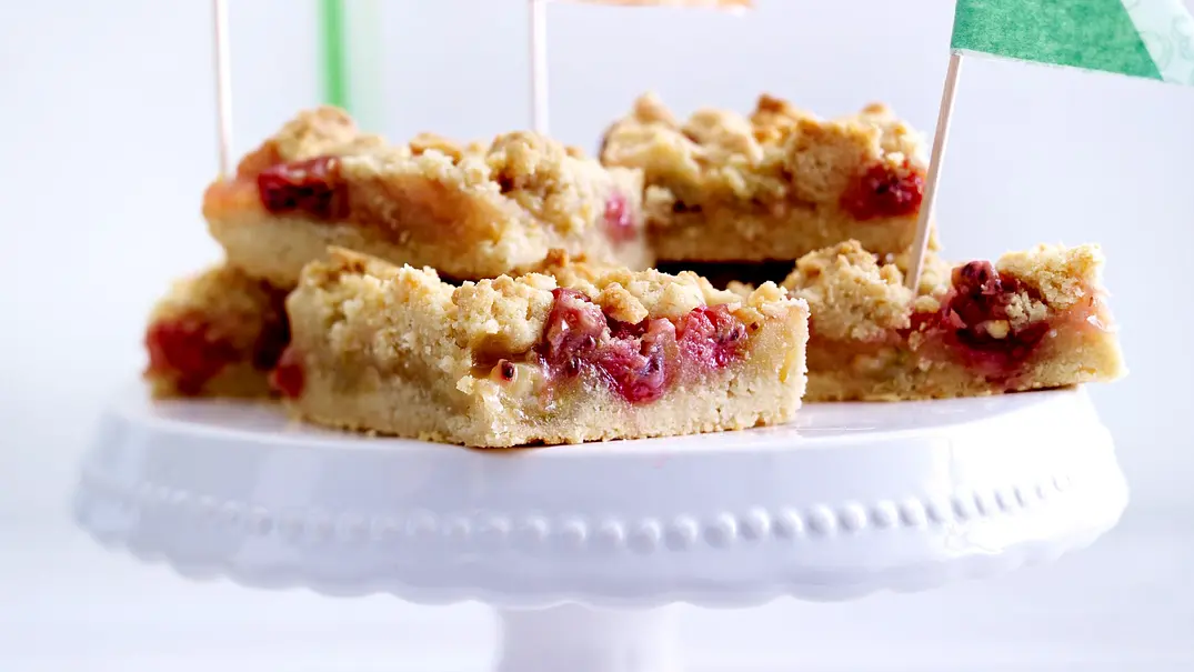Stachelbeer-Prasselkuchen mit Lemon Curd Rezept - Foto: LECKER @ Bauer Media Group