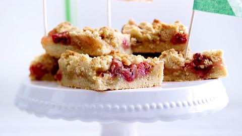 Stachelbeer-Prasselkuchen mit Lemon Curd Rezept - Foto: House of Food / Bauer Food Experts KG