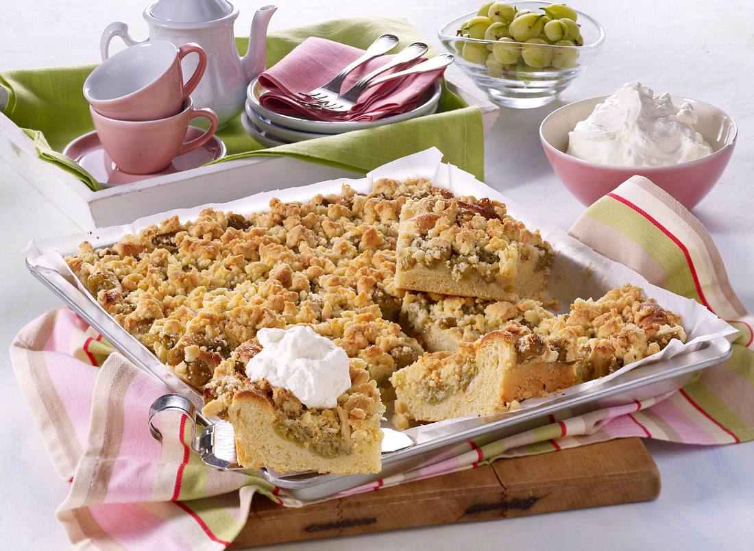 Stachelbeer-Streuselkuchen vom Blech Rezept | LECKER