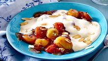 Stachelbeer-Kompott mit Zabaione in einer flachen, hellblauen Schale - Foto: House of Food / Bauer Food Experts KG