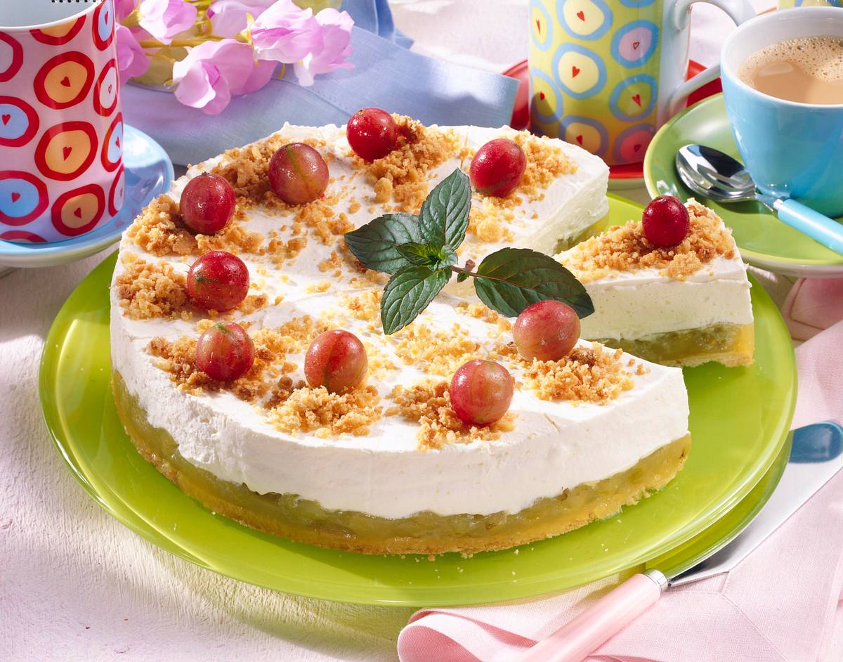 Stachelbeerkuchen mit frischen Früchten Rezept