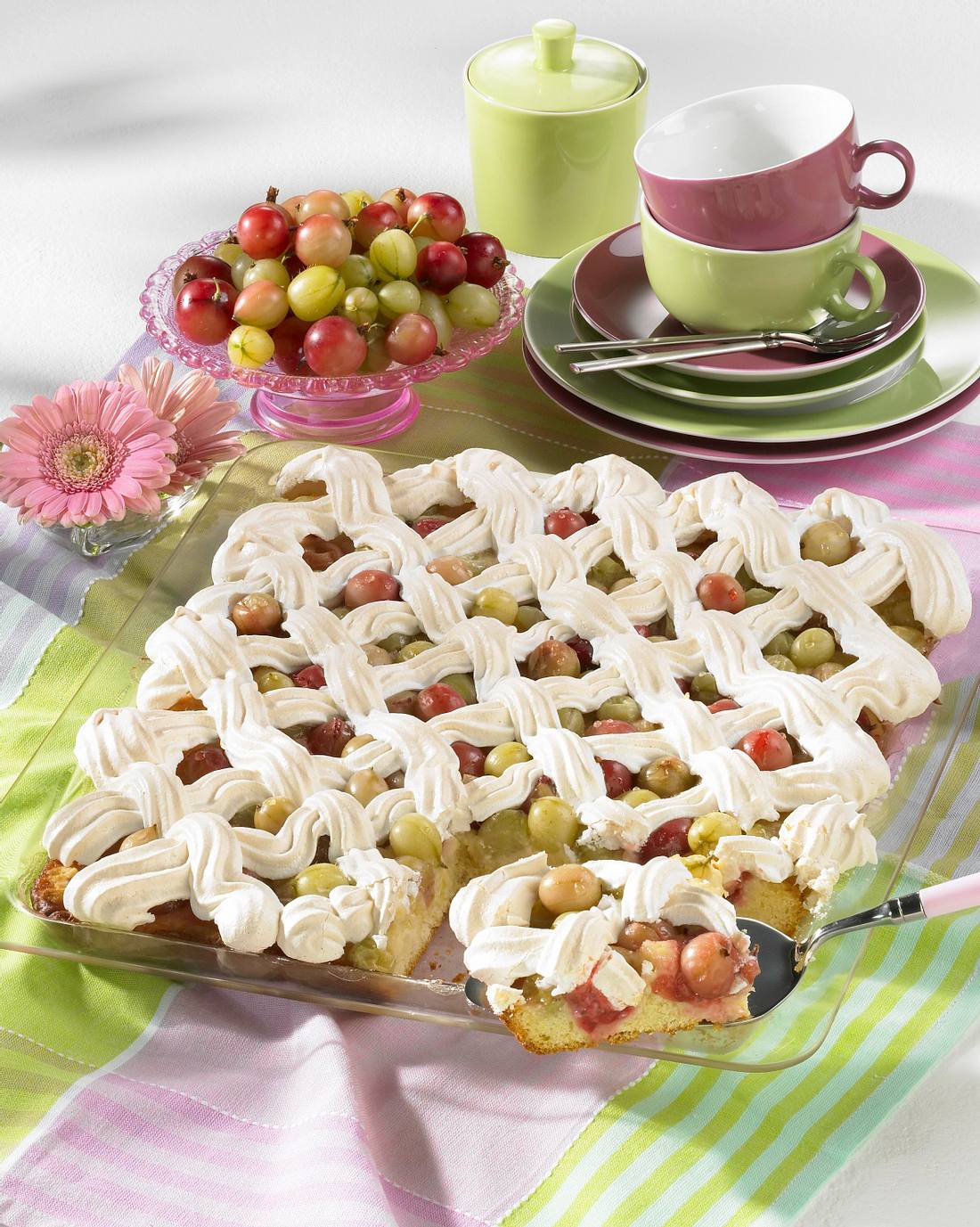 Stachelbeerkuchen vom Blech mit Baisergitter Rezept | LECKER